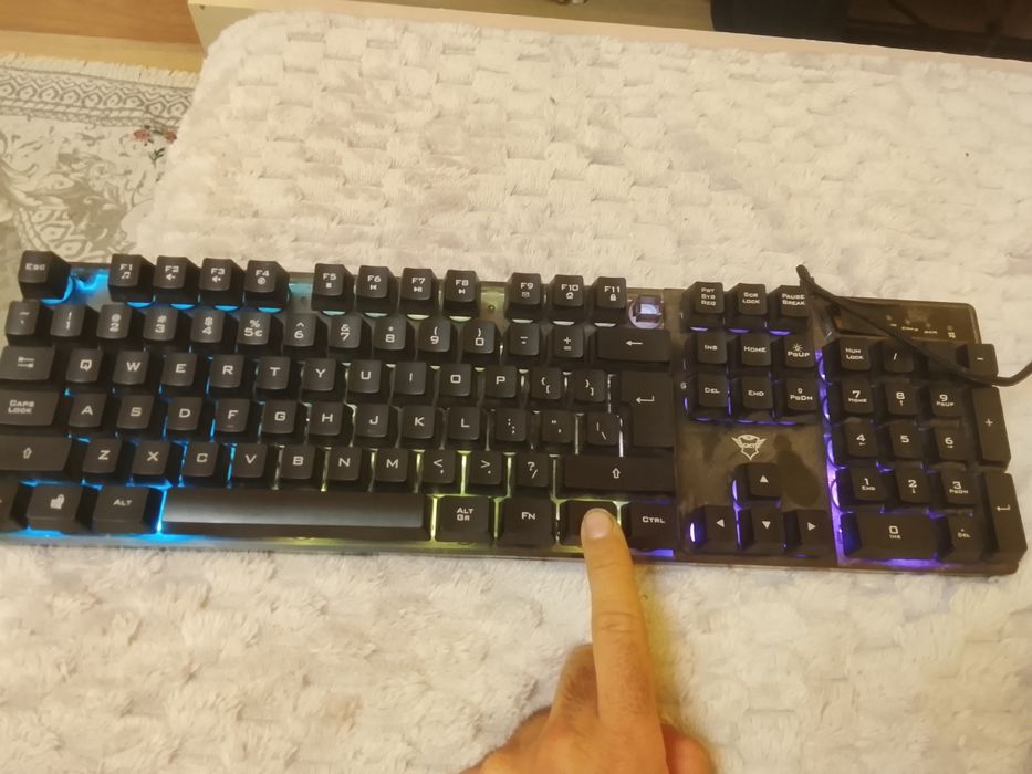 Продавам геимърска клаветура