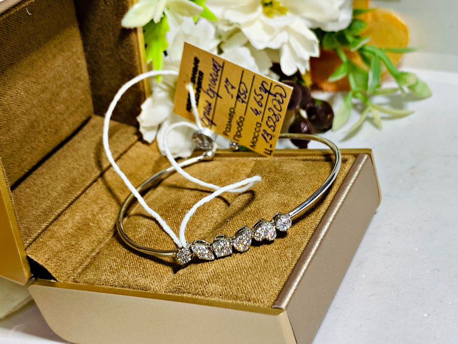 золотой браслет с бриллиантами в белом золоте