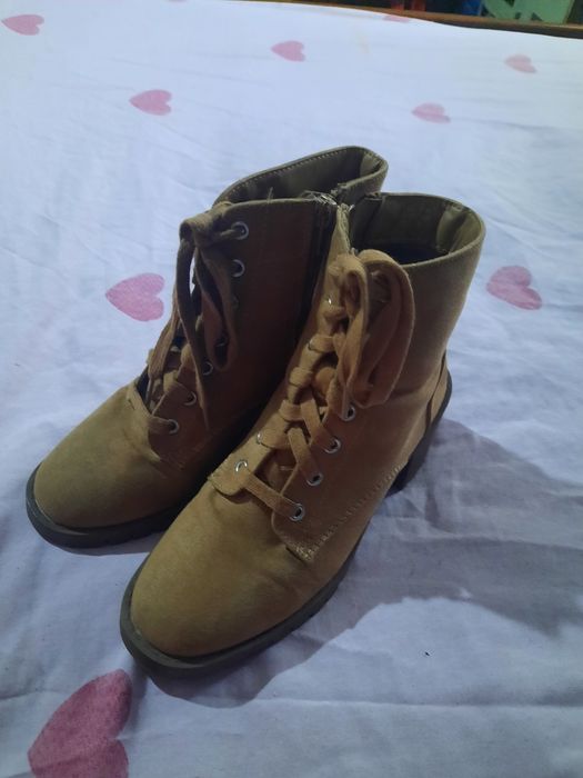 Ghete damă cu toc