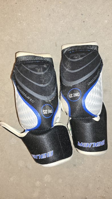 Хокеен екип: каска, ръкавици, налакътници, нагръдник, гащи,кори