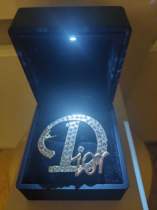Brosa de lux Dior in cutie de bijuterii cu led