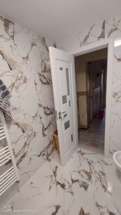 Vând apartament cu două camere confort 1 etaj 4 din 4  68 metri pătrați.