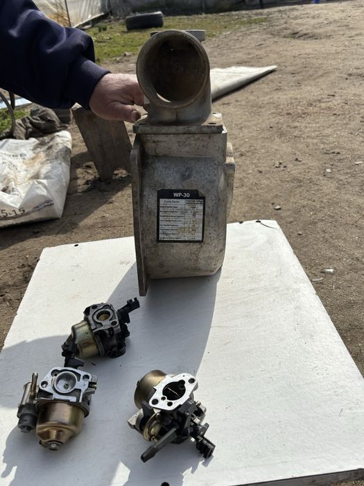 Vând piese motopompa.