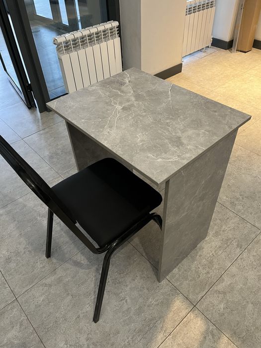 18 ta Stol stul o'quv markazi, ofis uchun parta va stullar va Doska