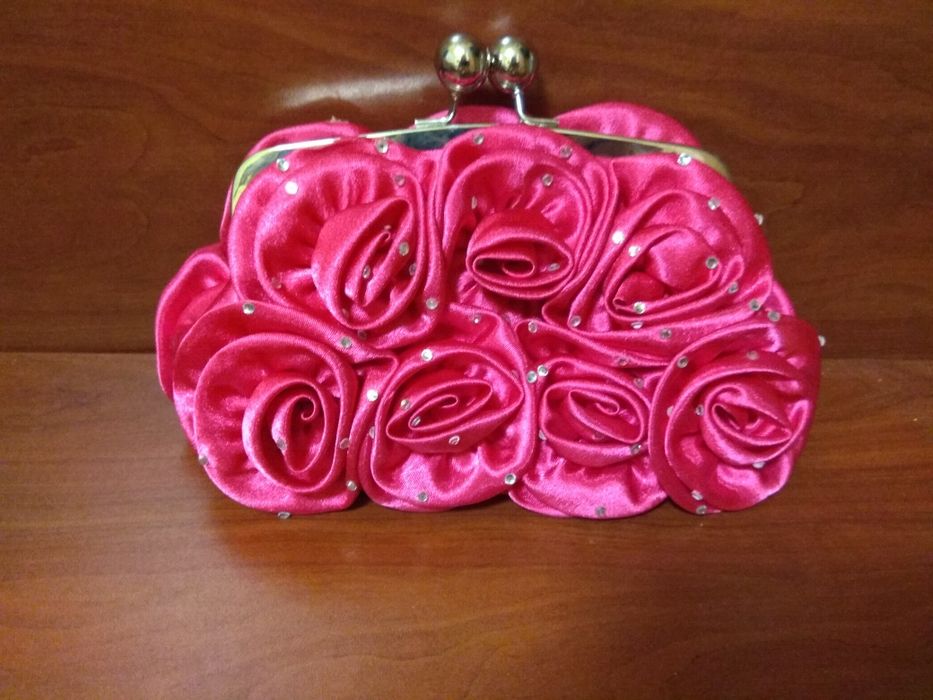 Стилни сатенени чантички