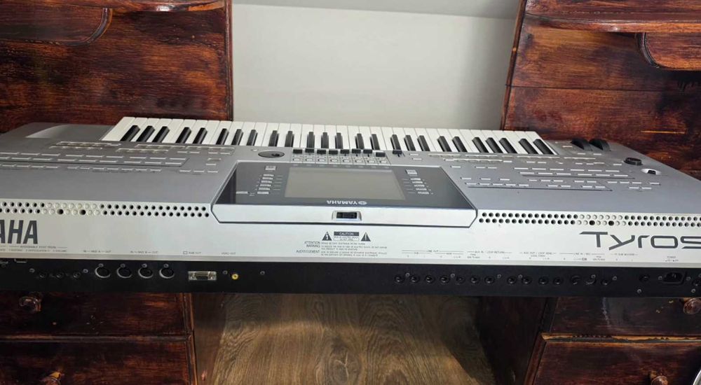Vând  clapa Yamaha Tyros 3 –