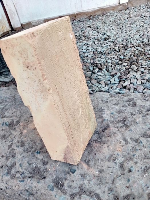 Красный жженный кирпич