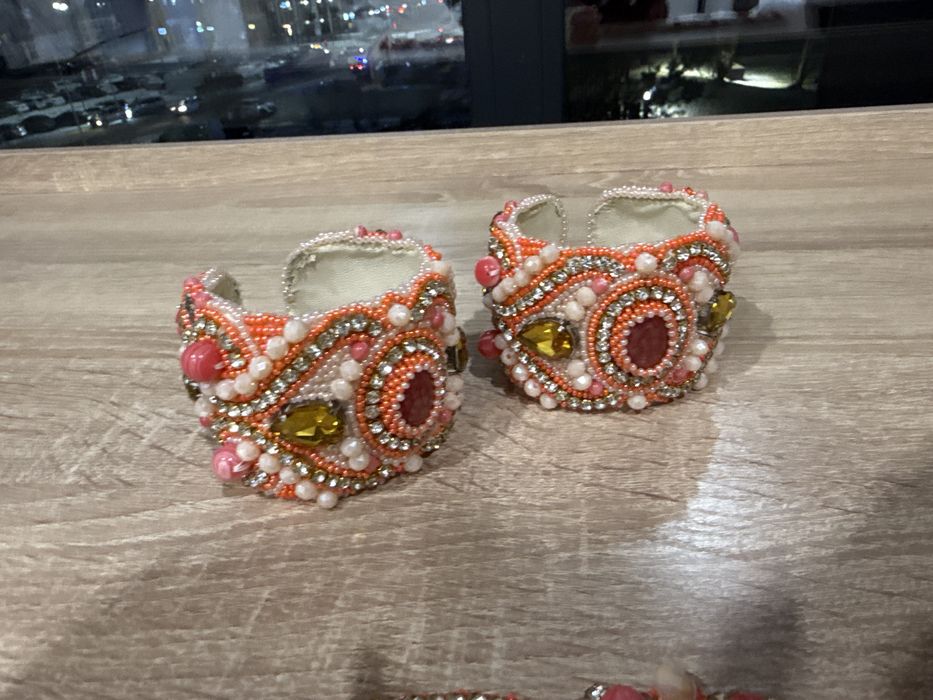 Саукеле, диадема, два браслета, пояс, ожерелье.