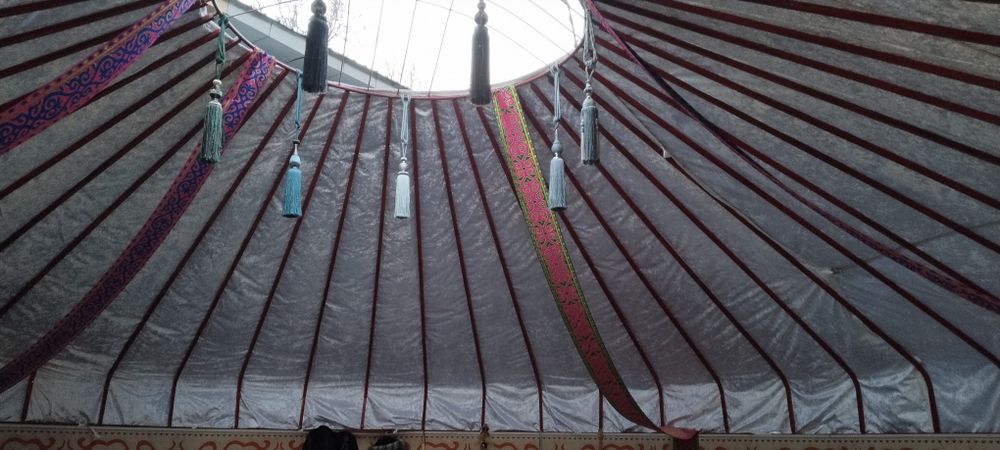 Аренда юрта . Столы посуда