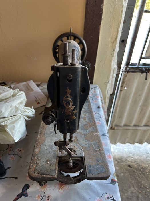 Masina de cusut autentica (pretul este negociabil )
