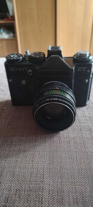Продавам класически съветски огледално-рефлексен фотоапарат (SLR) Зенит ЕТ