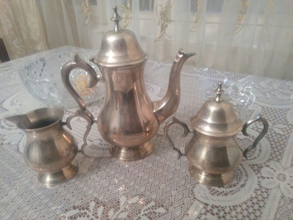 Продаю сервиз  .сахарница чайник и молочник
