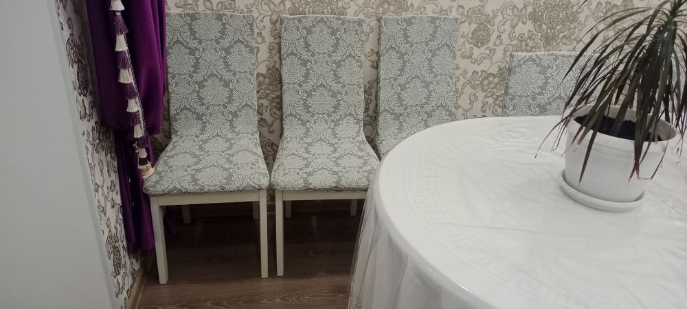 Продаем большой стол со стулями