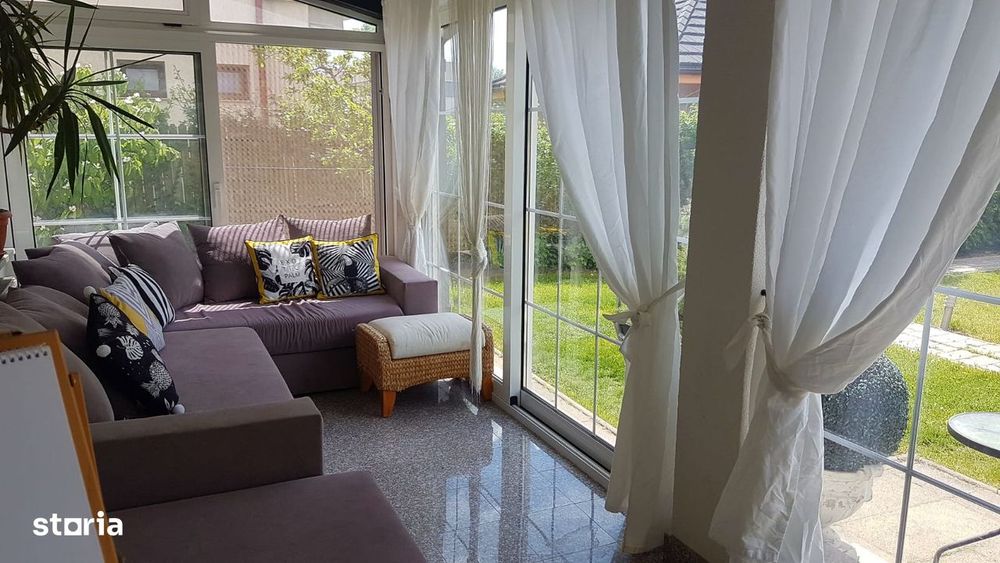 Casa cu 7 camere, piscină și garaj în suburbie