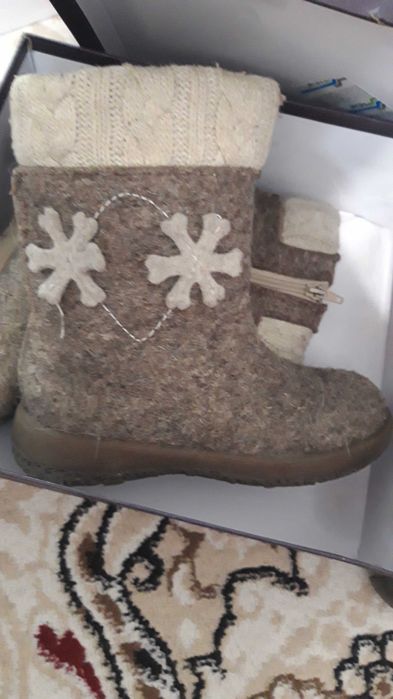 Продам детскую зимнюю обувь