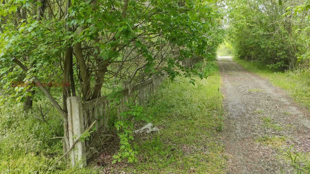 Продавам два парцела с постройки от стопански двор