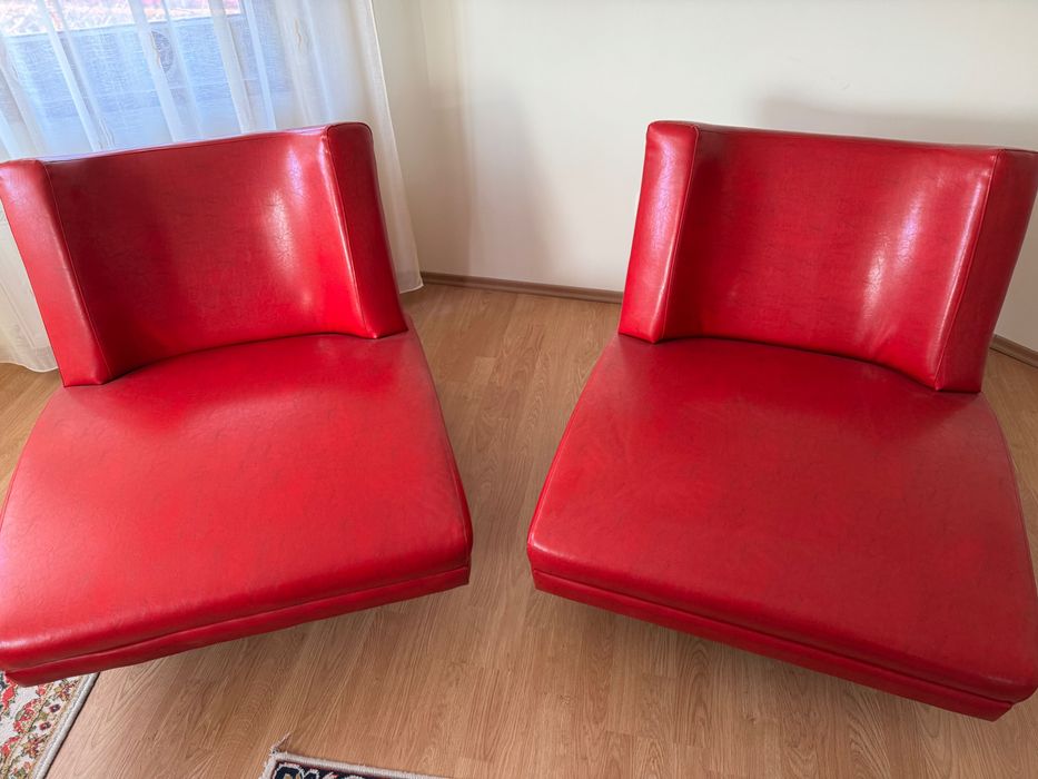 Vand canapea si fotolii din piele sintetica rosie.