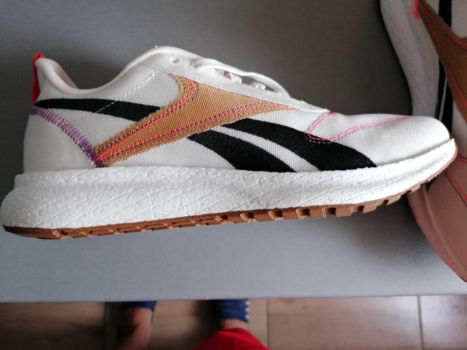 Adidași Reebok noi cu eticheta