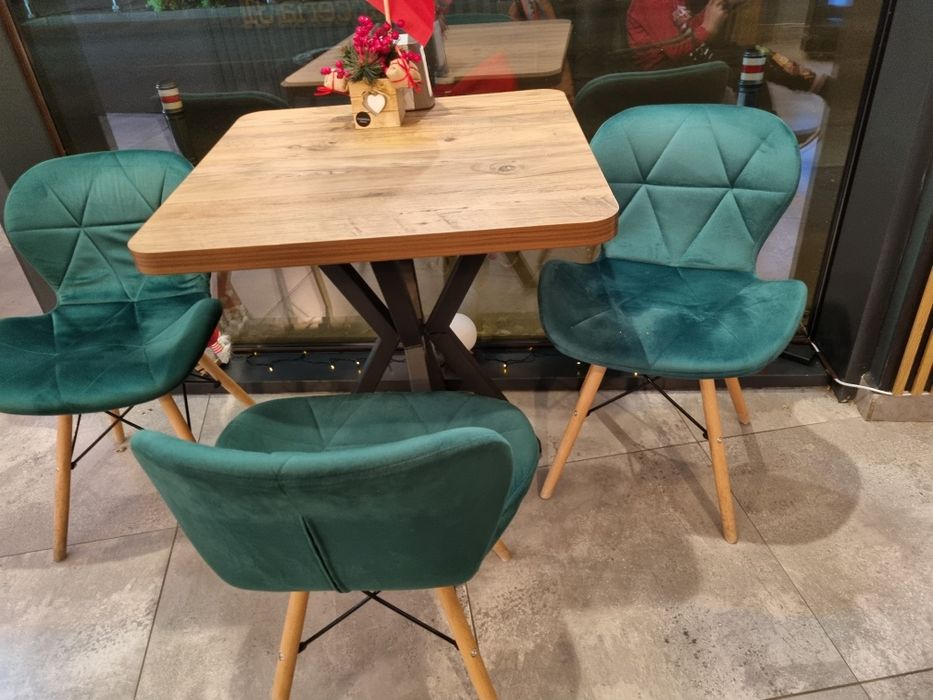 Vând masă si 3 scaune