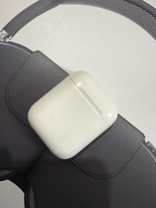 Продам кейс оригинал airpods 2