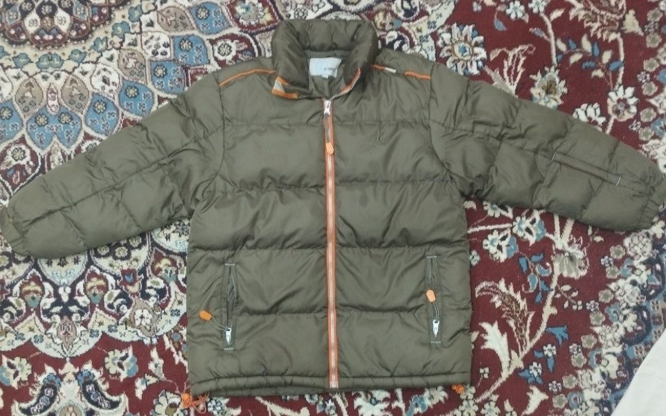 Курткалар сотилади.