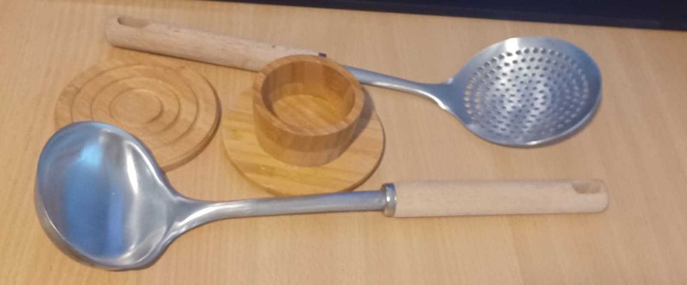 Lingura si spumiera inox pentru gatit cu maner si recipient condiment