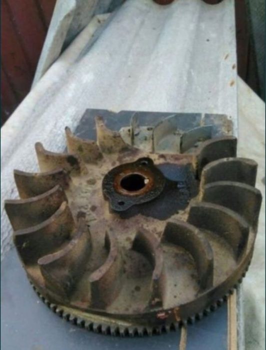 Volanta marca briggs stratton pentru tractor de tuns gazon.