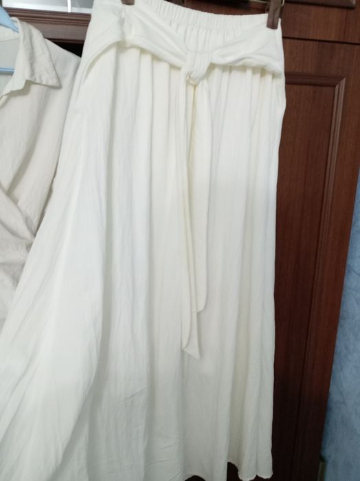Продам белую, длинную  юбку