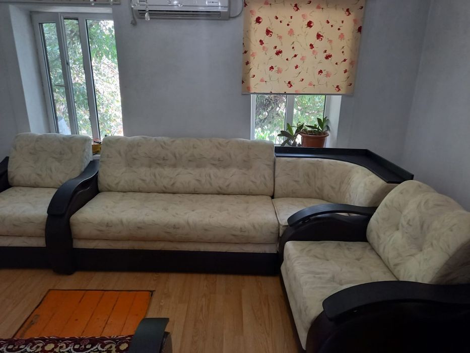 Угловой диван в хорошем состоянии
