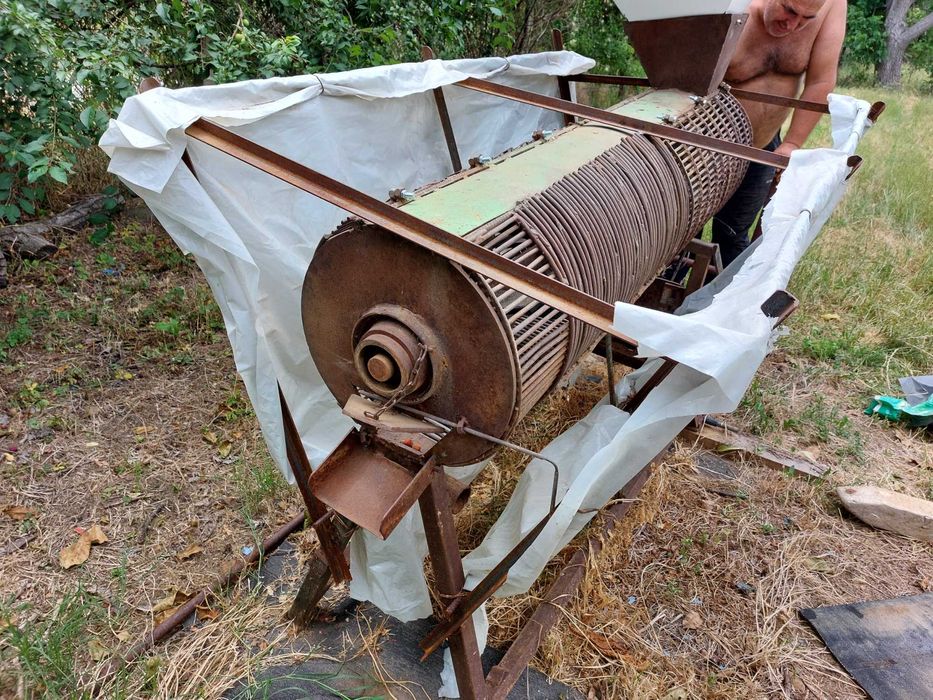 Продава машина за чистене зелена обвивка бадеми и лешници.