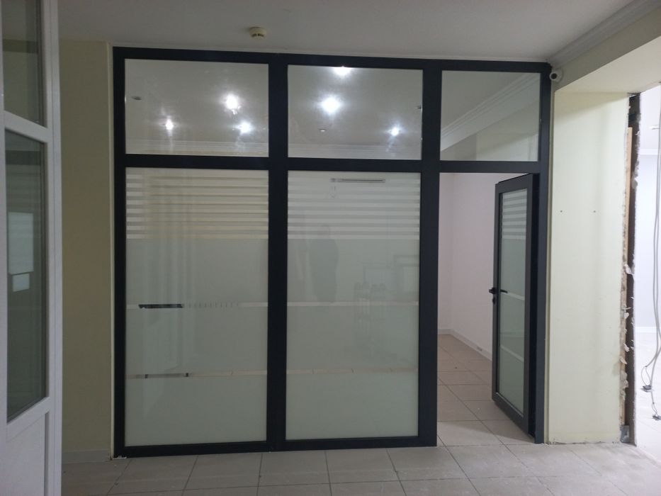 Стеклянная дверь