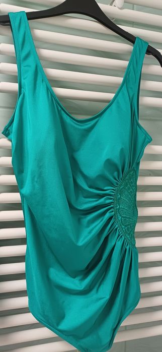 Vând costum baie superb!