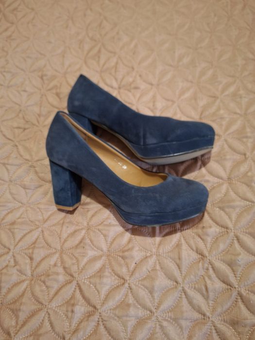 Велурени официални обувки с широк ток