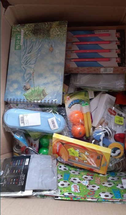 Cutii cu diferite produse -gen bazar