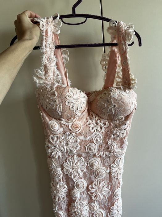 Rochie de ocazie roz somon cu aplicatii de pietre swarovski si perle