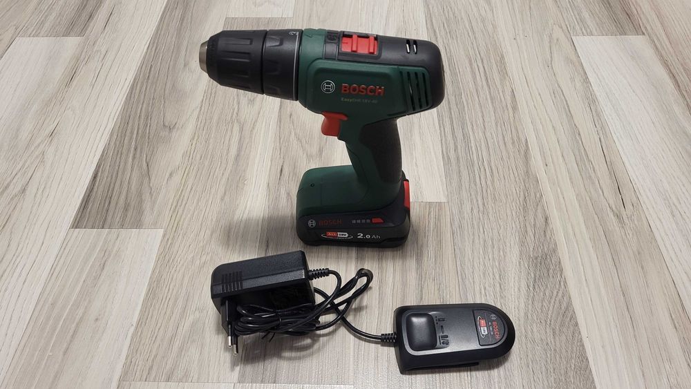 Vand bormasina Bosch noua nefolosita cu acumulator si incarcator