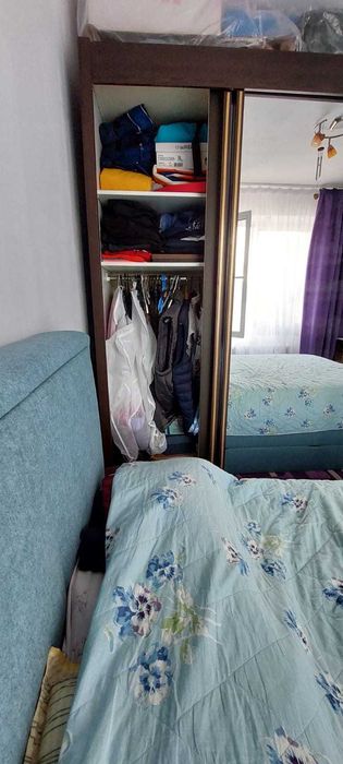 Dulap cu 3 usi glisante, cu oglinzi, pentru dormitor, fiecare separeu avand 2 polite + suport umerase, dimensiuni 2620x2195x645 mm, culoare mahagon