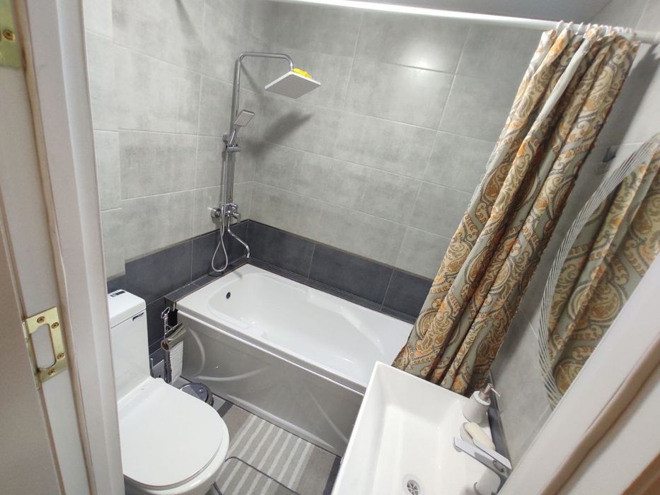 Navoi shaxar tomson maktabi bilan qarama qarshi  domda lyux kvartira