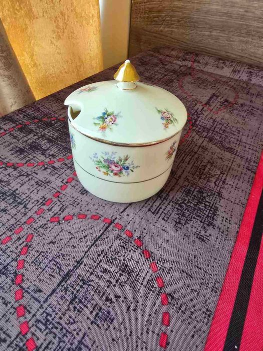 Порцеланова захарница