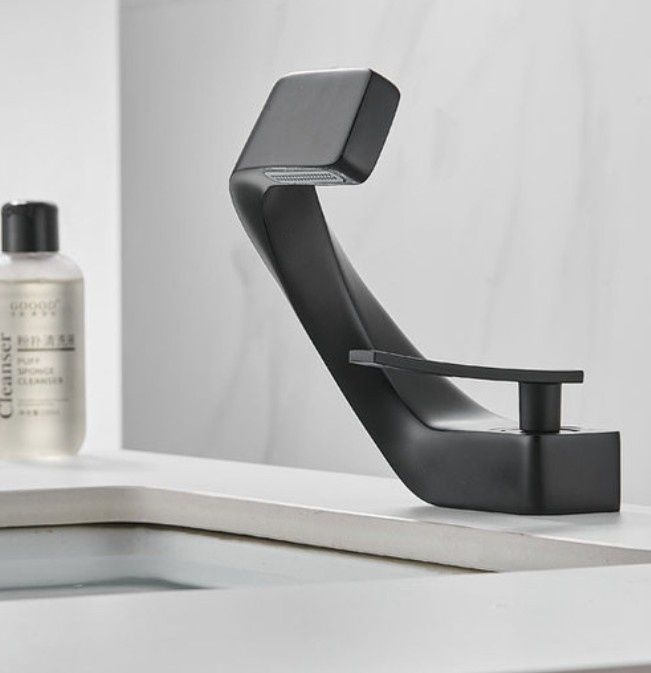 Екстравагантен черен смесител за баня