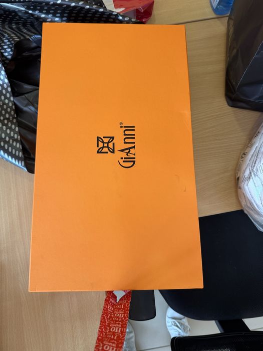 Yves Saint Laurent обувки с ток чисто нови