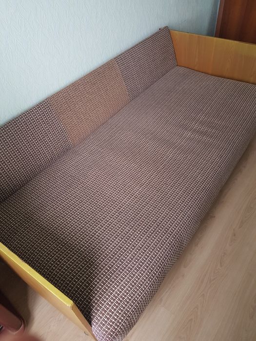 Диван мягкий коричневого цвета