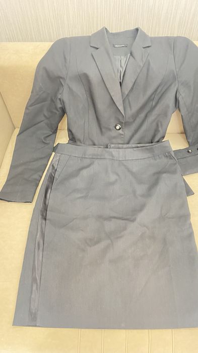 Продам женские офисные крстюмы