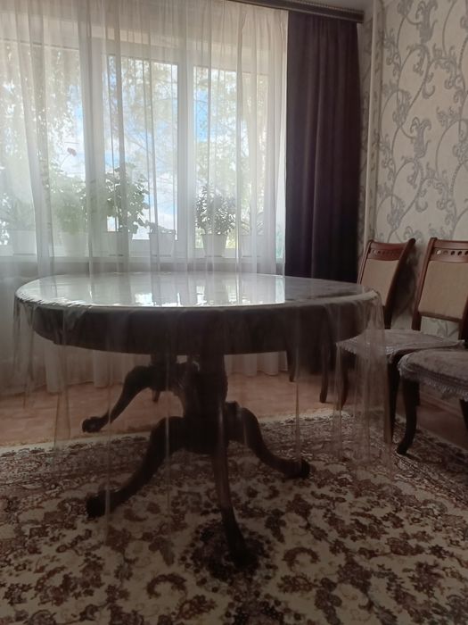 Продам стол и стулья.