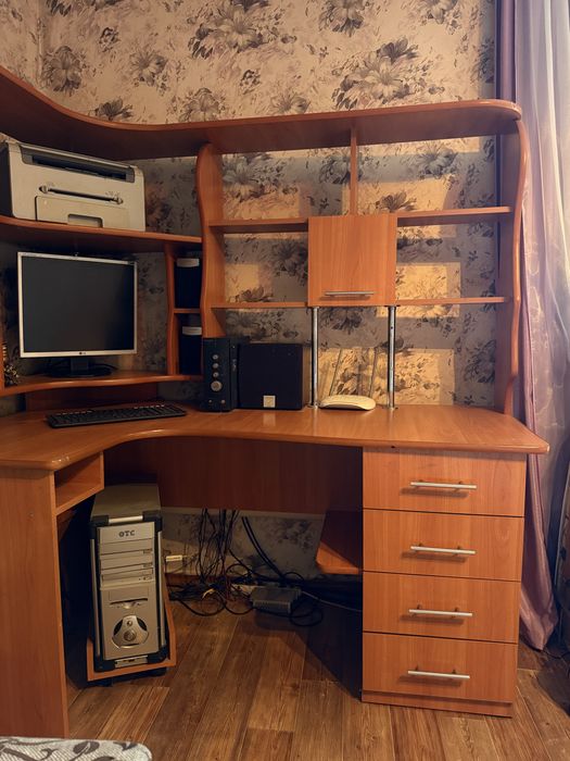 Продам компьютерный стол