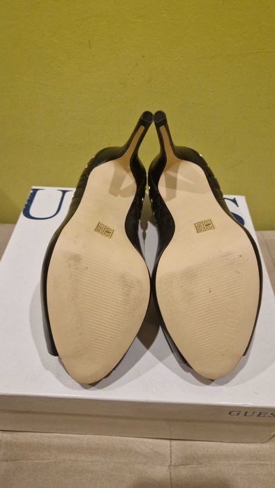 Оригинални обувки Guess