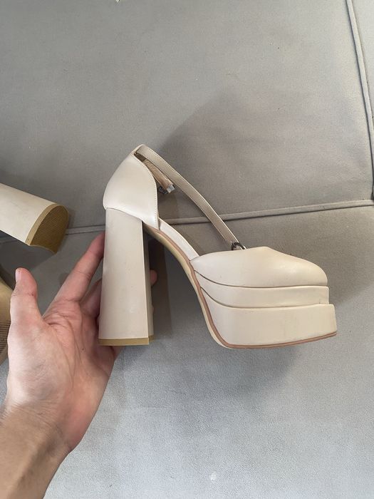 Несколько пар летних обувей