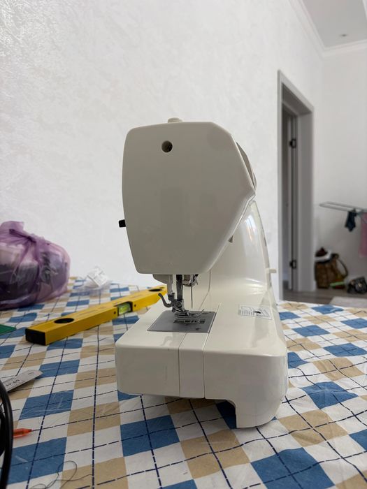 Продам швейную машинку