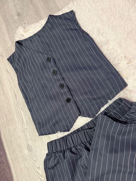 Костюм от две части сиво на раета