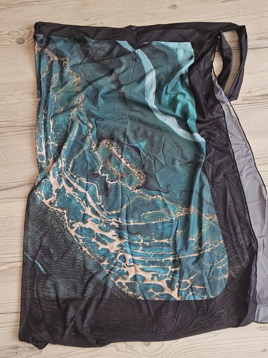 Цял бански и парео.